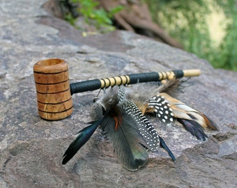Pipe de cérémonie ( Calumet ) en bambou et bois d' avocat | Décoré avec des plumes d'ara