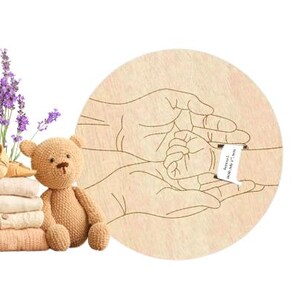 Disque de bracelet pour faire-part nouveau-né - Panneau rond en bois gravé de 6 po. avec les mains de maman, papa et bébé | accessoire de révélation de naissance | photo souvenir d'hôpital