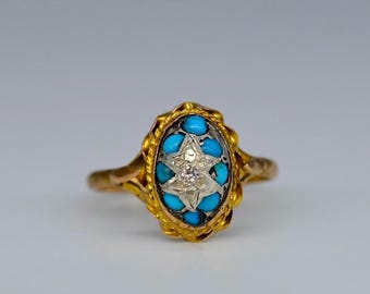 Ein herrlicher antiker Türkis und Diamantring. Dieser frühe Bombenring ist mit Cabochon-Türkisen und einem mittig in Stern gesetzten Diamanten besetzt.