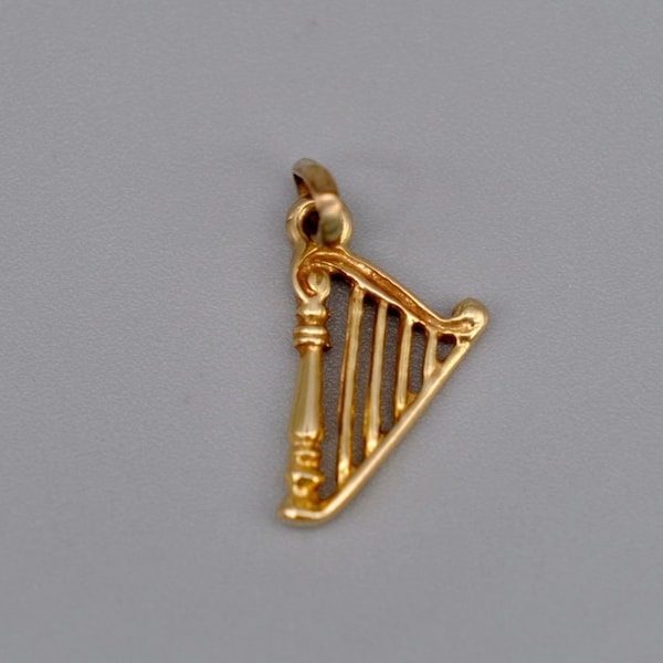 A sweet vintage 9ct yellow gold harp charm