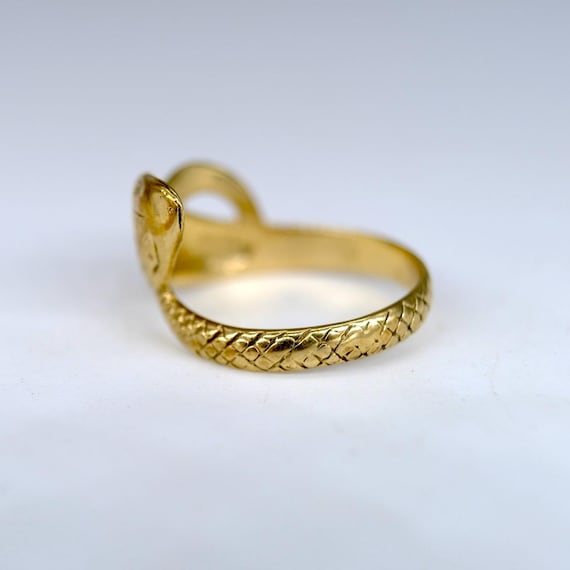 A beautifully engraved solid 9ct coiled snake ring - image 5