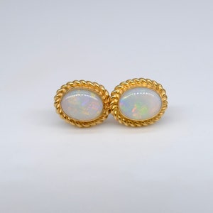 Un precioso par de pendientes de ópalo engastados en bonitas monturas decoradas con cuerdas de oro amarillo de 9 quilates, alrededor de 1980