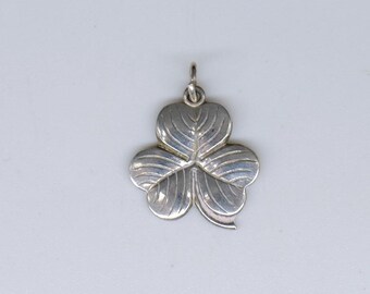 Ein hübscher Vintage-Kleeblatt-Anhänger aus Sterlingsilber mit liebevoller Detaillierung