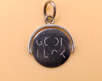 A sweet spinning pendant that spells “GOOD LUCK” when you spin it