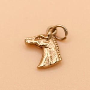 Ein schön modellierter Vintage 9 Karat Gelbgold doppelseitiger Pferdekopfanhänger, 1978