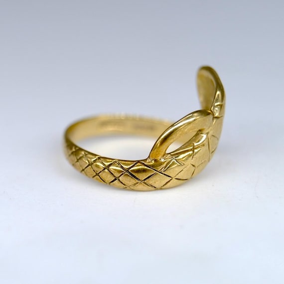 A beautifully engraved solid 9ct coiled snake ring - image 2
