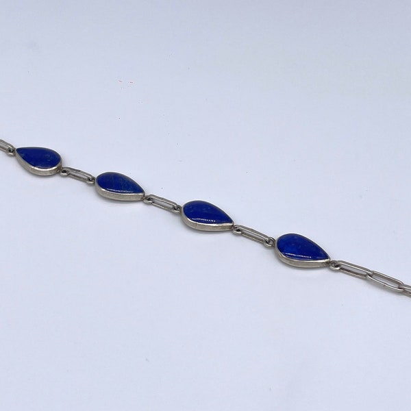 Un joli bracelet vintage en lapis-lazuli, le lapis en forme de larme monté en argent, vers 1980