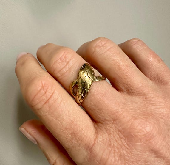A beautifully engraved solid 9ct coiled snake ring - image 6