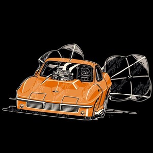 Pode incluir: Um carro de corrida de desenho animado laranja com um motor grande e paraquedas. O carro tem um motorista e o texto "Dutch Courage Graffix" está nos paraquedas. O fundo é preto.