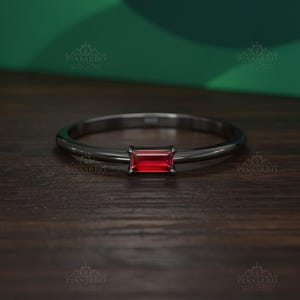 Peut inclure: Ensemble de trois mugs en céramique avec une finition mate et mouchetée. Les mugs sont de couleur crème, gris clair et gris foncé. Chaque mug a un design simple et minimaliste.