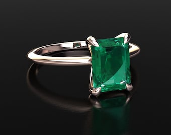 Op de afbeelding: Een gouden ring met een grote smaragdgroene edelsteen in een klauwsetting.