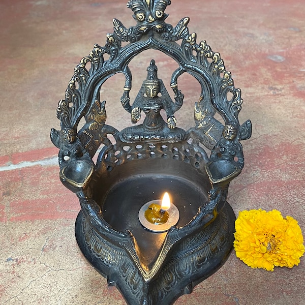 Vintage Messing Kamatchi Vilakku - Göttliche Öllampe von Devi Lakshmi, Göttinnen des Reichtums. H-16 cm x B-13cm. Wohnkultur.
