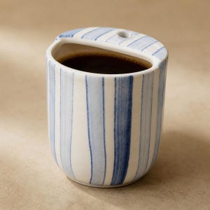 Handgjord randig keramisk resemugg, kaffekopp med halvt lock, keramisk mugg att ta med, blå handmålad keramikkopp