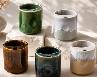 Taza de viaje de cerámica hecha a mano, con media tapa, ideal para llevar, con apoyo para el pulgar, 500 ml. Regalo perfecto para amantes del café.