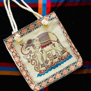 Umweltfreundliche handgefertigte Tragetaschen aus Sri Lanka mit farbenfroher traditioneller Kunst