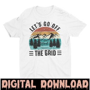 Op de afbeelding: Wit T-shirt met een grafisch ontwerp in vintage stijl. De grafiek toont een zonsondergang met bergen en bomen, en de tekst "Let's Go Off The Grid".