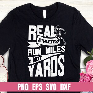 Puede incluir: Camiseta negra con texto blanco que dice "Real Athletes Run Miles Not Yards". Una silueta de un corredor está por encima del texto. El texto tiene un aspecto desgastado. PNG EPS SVG DXF.