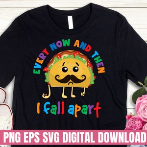 Pode incluir: Camiseta preta com um gráfico colorido de um taco de desenho animado com bigode. O texto "Every now and then I fall apart" está escrito abaixo do taco.