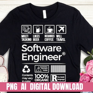 Pode incluir: Camiseta preta com texto branco que diz "Software Engineer" e um gráfico de um rótulo com ícones e texto que diz "Multitasking, Likes Beer, Requires Coffee, Will Travel". O rótulo também inclui um aviso que diz "Warning Sarcasm Inside" e um símbolo de reciclagem. O texto "100% Organic" e "R for Adult Language" também está no rótulo.