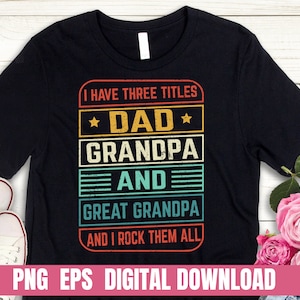 Può includere: Maglietta nera con una grafica in stile vintage che recita "Ho tre titoli: Papà, Nonno e Bisnonno, e li rocko tutti".