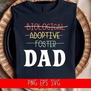 Op de afbeelding: Marineblauw mouwloos shirt met het woord "DAD" in grote witte letters. Boven het woord "DAD" staan de woorden "BIOLOGICAL", "ADOPTIVE" en "FOSTER" in verschillende kleuren, met lijnen door "BIOLOGICAL" en "ADOPTIVE".