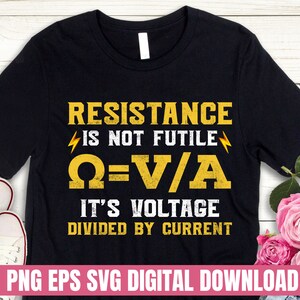 Könnte beinhalten: Schwarzes T-Shirt mit einem weißen Grafikdesign, auf dem "RESISTANCE IS NOT FUTILE Ω=V/A IT'S VOLTAGE DIVIDED BY CURRENT" steht.