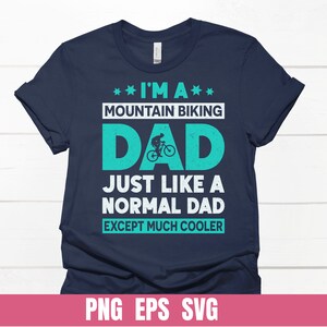 Puede incluir: Una camiseta azul marino con un diseño gráfico que dice "Soy un papá que practica ciclismo de montaña, como un papá normal, excepto mucho más genial".