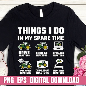 Op de afbeelding: Een zwart T-shirt met witte tekst die "Things I do in my spare time" luidt. Het shirt heeft zes illustraties van groene tractoren met witte wielen. De tekst onder elke tractor luidt "Drive Tractors", "Look at Tractors", "Research Tractors", "Talk about Tractors", "Thinks about Tractors" en "Dream about Tractors".