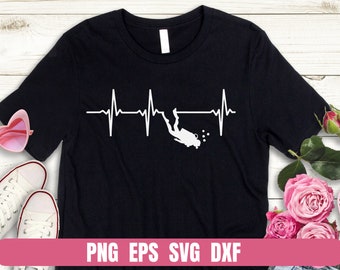 Może przedstawiać: Czarny t-shirt z białym graficznym przedstawieniem linii bicia serca i sylwetki nurka. Projekt zawiera tekst "PNG EPS SVG DXF". Ta codzienna koszulka jest idealna dla entuzjastów nurkowania.