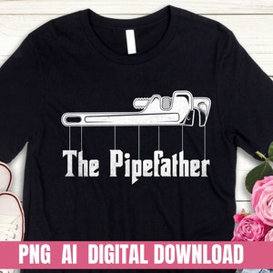 Peut inclure: T-shirt noir avec un graphique blanc d'une clé à pipe et le texte "The Pipefather".