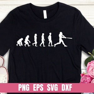 Op de afbeelding: Zwart T-shirt met een wit silhouet van de evolutie van de mens, eindigend met een honkballer die een knuppel zwaait. De tekst "PNG EPS SVG DXF" staat onderaan het shirt.