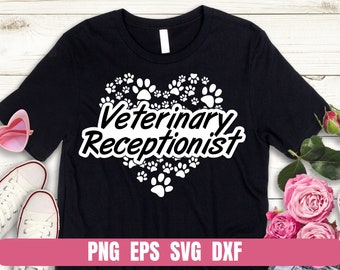 Op de afbeelding: Zwart T-shirt met een wit hartvormig ontwerp van poot afdrukken en de tekst "Veterinary Receptionist".