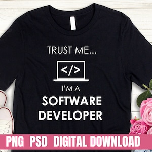 Puede incluir: Camiseta negra con texto blanco que dice "Confía en mí... Soy un desarrollador de software" y un icono blanco de un portátil con símbolos de código en la pantalla.