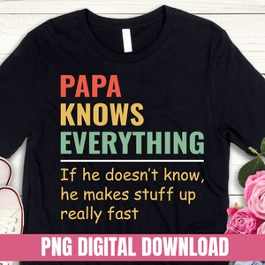 Könnte beinhalten: Ein schwarzes T-Shirt mit einer Grafik im Vintage-Stil, auf dem in gelber, grüner und orangefarbener Schrift "Papa Knows Everything" steht. Unter dem Text steht "If he doesn't know, he makes stuff up really fast".