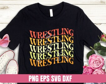 Può includere: Maglietta nera con un design grafico di un lottatore in stile retrò. Il testo "WRESTLING" è ripetuto cinque volte in un design impilato con ogni parola in un colore diverso.