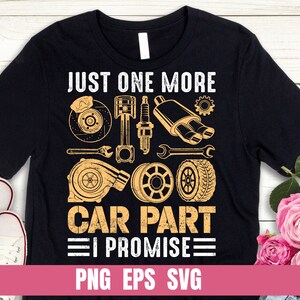 Może przedstawiać: Czarny T-shirt z białym nadrukiem graficznym przedstawiającym części samochodowe i tekst "Just one more car part I promise". Grafika jest w żółto-pomarańczowej kolorystyce. Tekst "PNG EPS SVG" znajduje się na dole projektu.