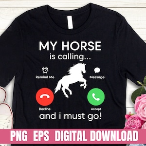 Może przedstawiać: Czarna koszulka z napisem "MY HORSE is calling..." i białą grafiką konia. Projekt zawiera ikony telefonu z etykietami "Remind Me", "Message", "Decline" i "Accept". Fraza "and i must go!" jest również obecna.