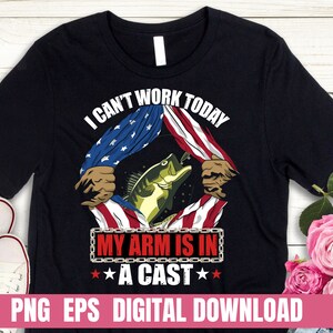 以下が含まれることがあります： 魚が描かれたアメリカ国旗のグラフィックがプリントされた黒いTシャツ。Tシャツには「今日は仕事に行けません、腕を骨折しました」という文字がプリントされています。