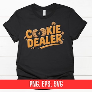 Könnte beinhalten: Schwarzes T-Shirt mit dem Text "Cookie Dealer" in orangefarbenen und braunen Buchstaben mit Keksgrafiken.