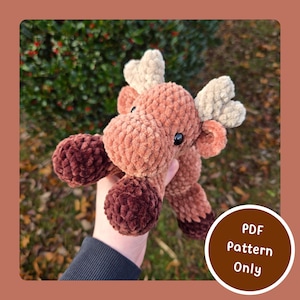 Puede incluir: Un juguete de peluche de alce hecho a mano en tonos marrones y beige. El alce tiene patas y cornamentas grandes y redondeadas, con pequeños ojos negros. La imagen incluye un gráfico circular que dice "PDF Pattern Only".