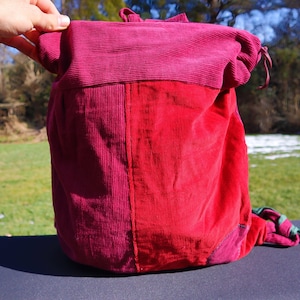 Sac à dos multicolore rouge grec fait à la main (de Thessalonique, Grèce)