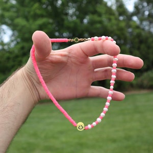 Collier Choker Smiley Face En perle rose fait à la main (de Huila, Colombie)