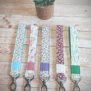 Llavero de pulsera con cierre de mosquetón: correa de llavero hecha a mano con diseño floral.