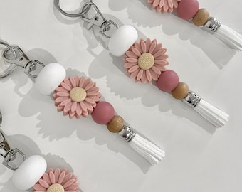 Personalised Keychain / Daisy Beaded Keychain / Flower Beaded Keychain / Keyring / Bag Tag / White / Pink / Dusty Pink