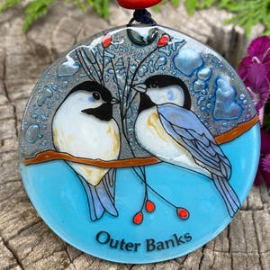 Ozdoba choinkowa Outer Banks Chickadee - Art Glass Light Catcher, szklana ozdoba plażowa z Karoliny Północnej, prezent świąteczny