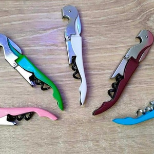 Cavatappi rosa personalizzato con nome, coltello, apribottiglie, limonata maker. Colori assortiti. Regali per matrimoni e feste.