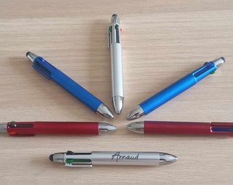 Caneta personalizada de 4 cores com nomes.