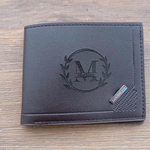 Portefeuille homme personnalisé avec prénom gravé : cadeau élégant et pratique. Un accessoire unique qui allie style et élégance .