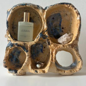 Suporte para bijuterias em cerâmica com formato orgânico