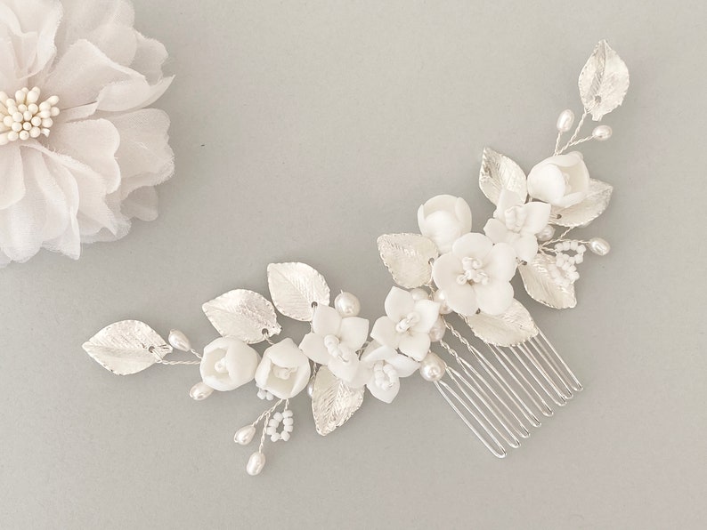 Braut Haarschmuck Hochzeit Brautschmuck Haare Blumen Silber Haarkamm Braut Perlen Haarteil weiß klassisch Blüten Haargesteck Kopfschmuck Bild 7